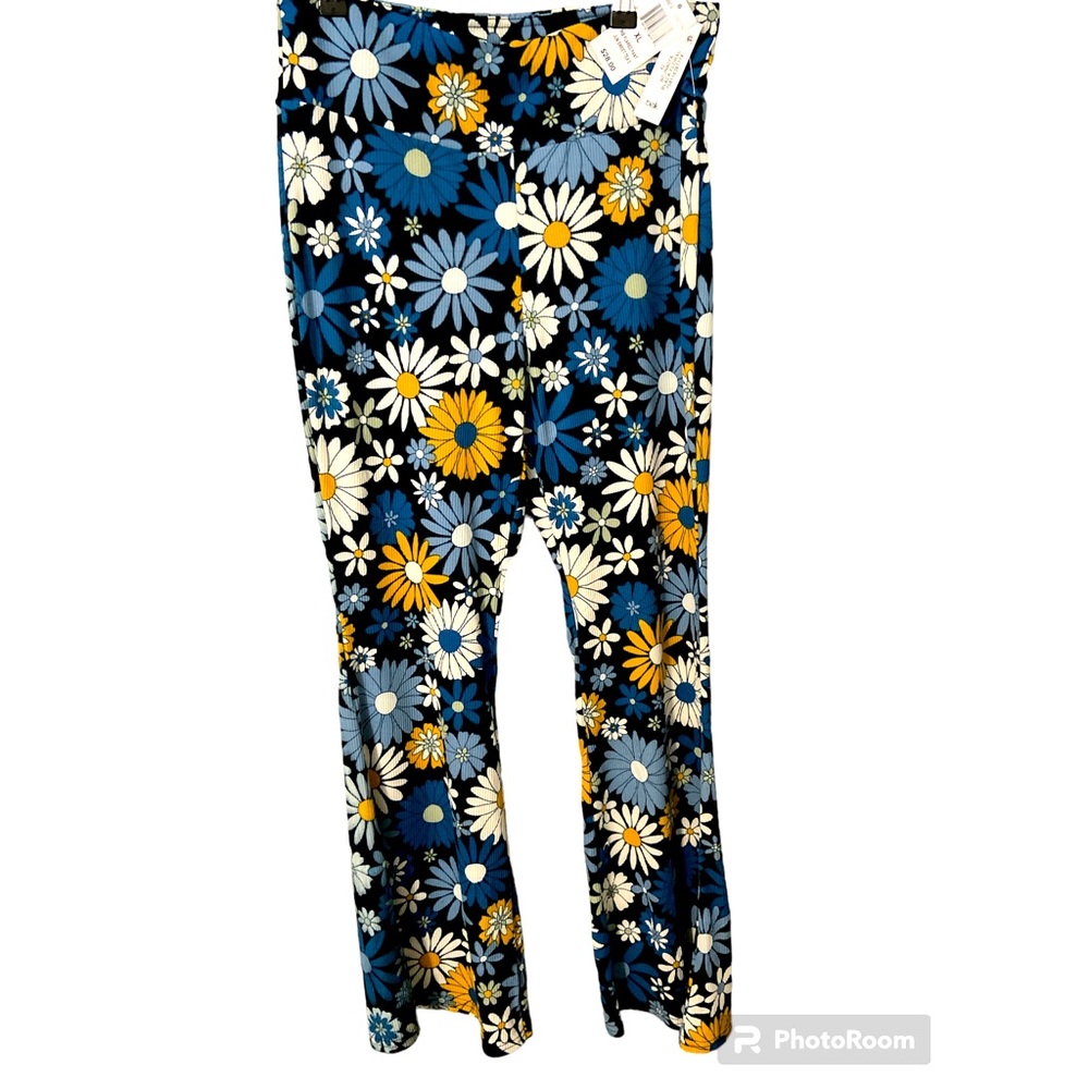 NWT Ribbed Flare Daisy Stretch Leggings. Size XL.